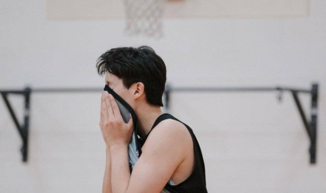 调整能力强！杨瀚森天崩开局 随后5助攻3封盖定神