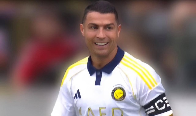 40岁C罗率队逆转法甲劲旅，腾空180度甩手庆祝