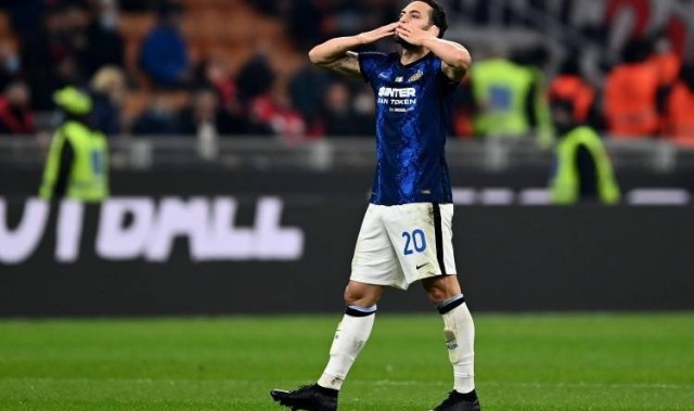 国米转会窗“忙碌不停歇”：25岁中场接替恰尔汗奥卢，曼城想要他