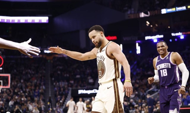 搞心态！库里变裁判威少崩溃 轰27+10勇士新年首迎2连胜