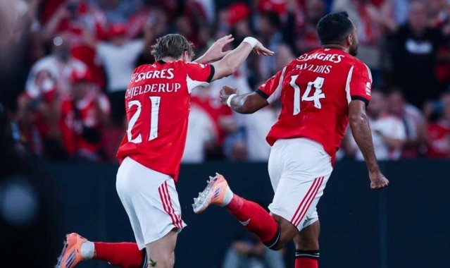 本菲卡险胜马德拉，穆帅临场惹争议，补时进球定冠军之争.