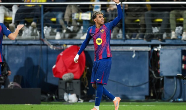 西甲-拉菲尼亚点射德容助亚马尔破门 巴萨2-0黄潜领跑