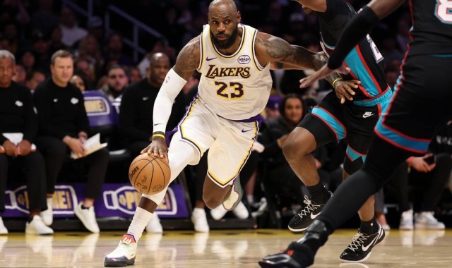 "东詹"狂轰62+16+18 湖人关键时刻战绩12胜0负