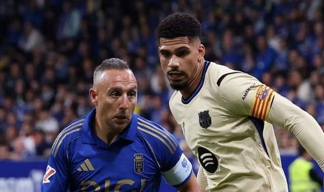 西甲40岁传奇依然踢球：花白头发获3万人致敬，巴萨队员送拥抱