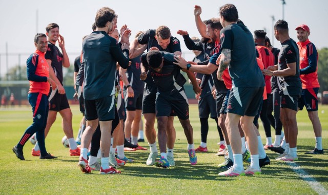 曼联迎两大利好！官方：阿玛德、德里赫特恢复全队合练