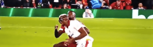 骨折受伤！利物浦中卫赛后遭种族歧视