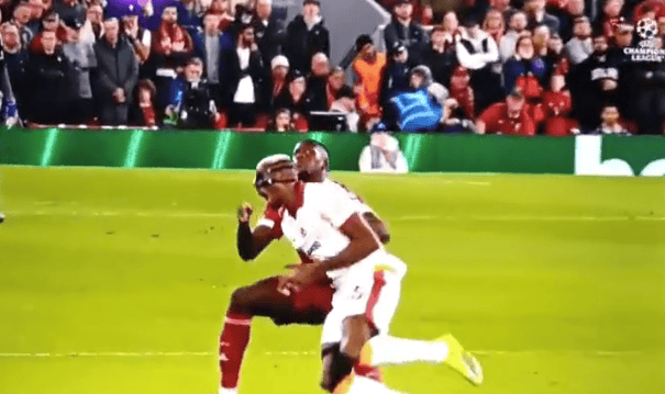 骨折受伤！利物浦中卫赛后遭种族歧视